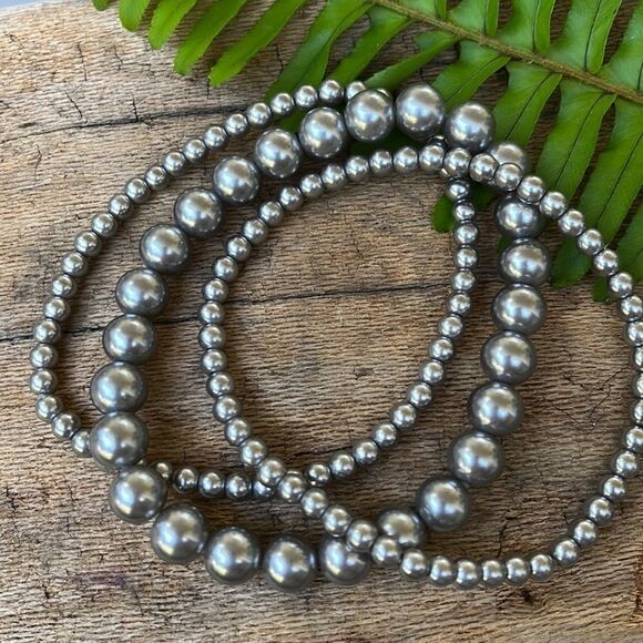 SET OF THREE GRAY FAUX PEARL STRETCH BRACELETS. - Picture 2 of 5